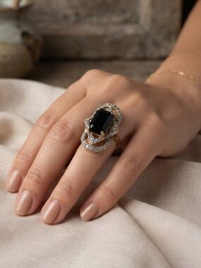 BEAUTIFUL VINTAGE ONYX CLEAR RHINESTONE RING GOLD TONE 8